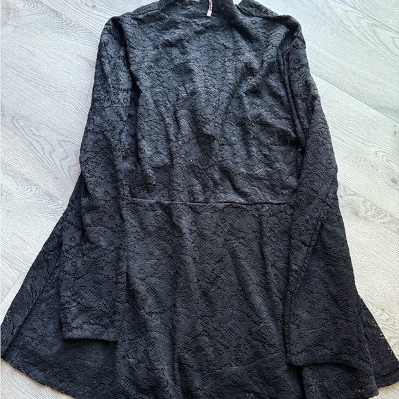 Becanbe Black Lace Long-Sleeve Tunic Top
- Size XXL Solids Minimalist - Picture 2 of 5